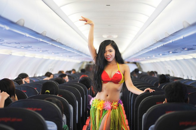 VietJet lại trình diễn bikini trong chuyến bay đến Singapore