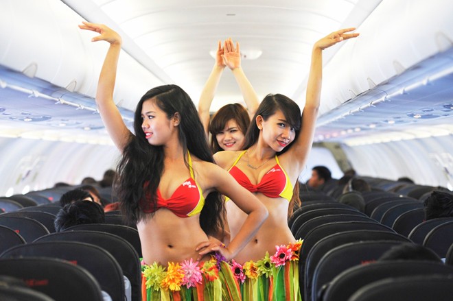 VietJet lại trình diễn bikini trong chuyến bay đến Singapore