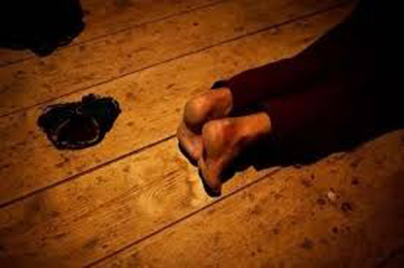 Sàn gỗ lún hình dấu chân do nhà sư quỳ lạy 1.000 lần mỗi ngày