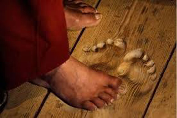 Sàn gỗ lún hình dấu chân do nhà sư quỳ lạy 1.000 lần mỗi ngày