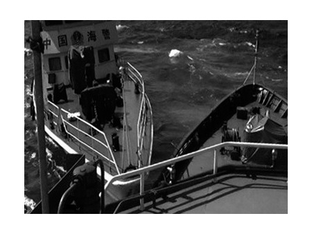 Tình hình Biển Đông: Tàu quân sự Trung Quốc tắt đèn, thả trôi 'bẫy' tàu Việt Nam