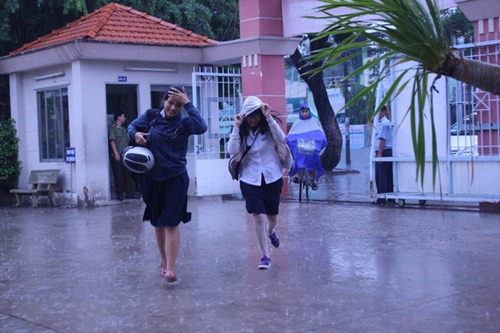 Teens 12 Sài Gòn ướt nhẹp vì đội mưa đi thi