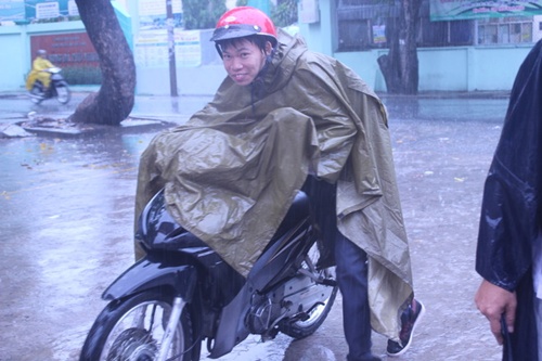 Teens 12 Sài Gòn ướt nhẹp vì đội mưa đi thi