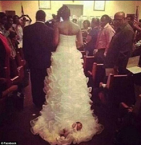 Cô dâu bị chỉ trích vì kéo lê con 1 tháng tuổi trong đám cưới