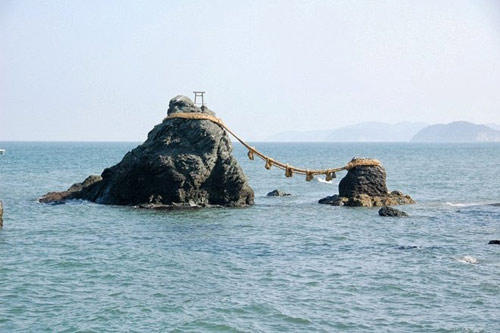 Thăm cặp đá vợ chồng trong vịnh ở Nhật Bản