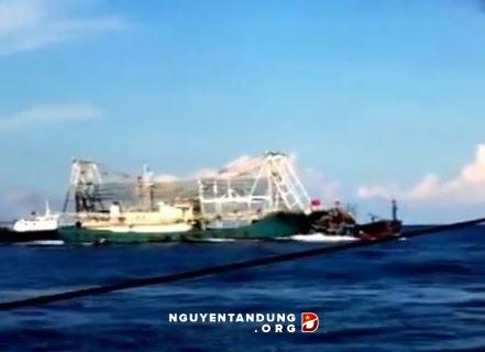 Chấn động: Clip quay cảnh tàu Trung Quốc tàn bạo, đâm chìm tàu cá Việt Nam