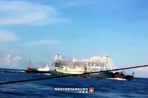 Chấn động: Clip quay cảnh tàu Trung Quốc tàn bạo, đâm chìm tàu cá Việt Nam