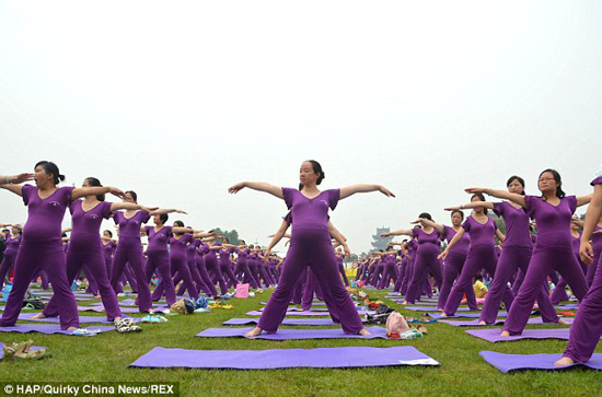 505 bà bầu tập yoga, lập kỷ lục thế giới
