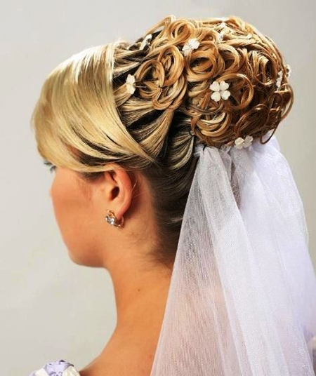     3 kiểu tóc cổ điển sang trọng cho cô dâu