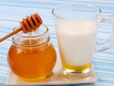 Tự duỗi tóc tại nhà bằng sữa, mật ong, dầu oliu