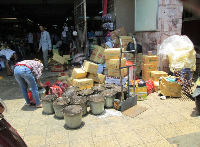 Thạch đen đựng bằng xô giá 10.000 đồng/kg ở chợ Đồng Xuân