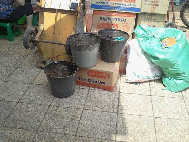 Thạch đen đựng bằng xô giá 10.000 đồng/kg ở chợ Đồng Xuân