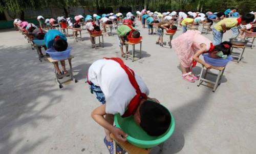 Trường tiểu học Trung Quốc cho học sinh trải nghiệm chết đuối