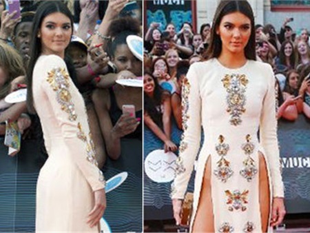 Em gái Kim Kardashian mặc váy xẻ táo bạo