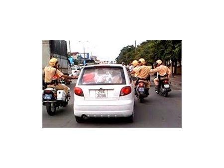 Cảnh sát Hà Nội đuổi bắt ôtô điên như phim hành động