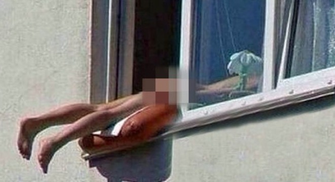 Cô gái khỏa thân tắm nắng ngay cửa sổ chung cư gây tắc đường