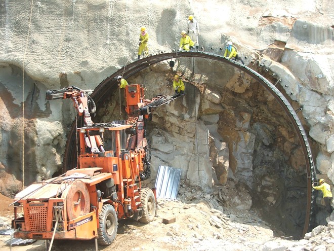 Cảnh khoan đá hầm đường bộ đèo Cả trị giá 15.600 tỷ đồng