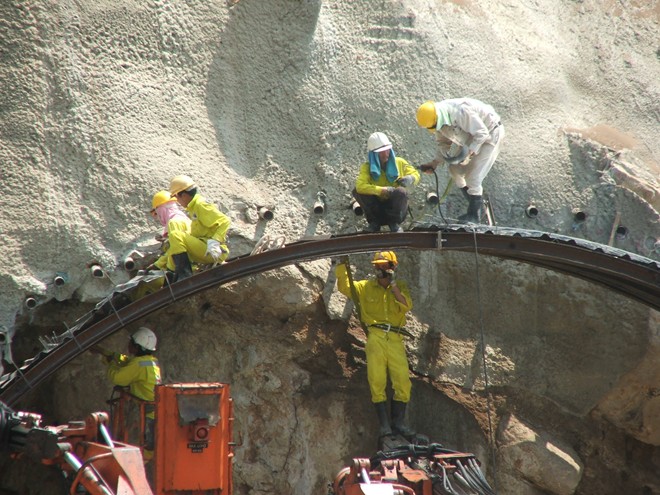 Cảnh khoan đá hầm đường bộ đèo Cả trị giá 15.600 tỷ đồng