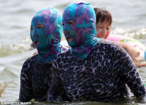 Đồ tắm biển quái lạ của phụ nữ Trung Quốc