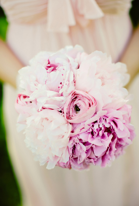 Hoa cưới từ mẫu đơn màu sắc mềm mại