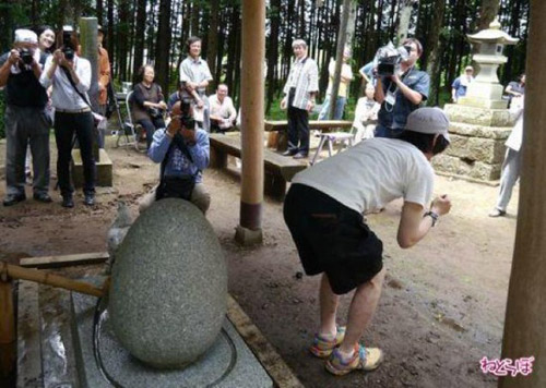 Kỳ lạ đền thờ chữa bệnh trĩ ở Nhật
