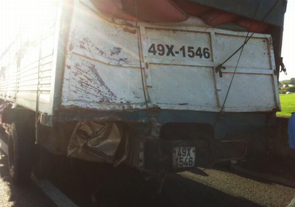 Húc xe tải trên cao tốc, xe khách vỡ nát, 2 người chết