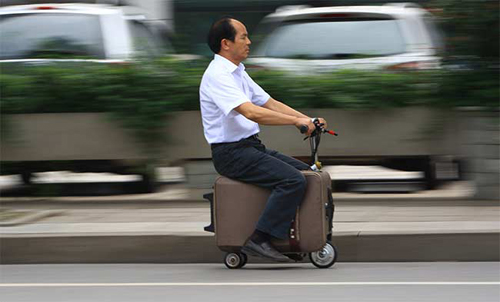 Nông dân Trung Quốc chế vali thành xe scooter