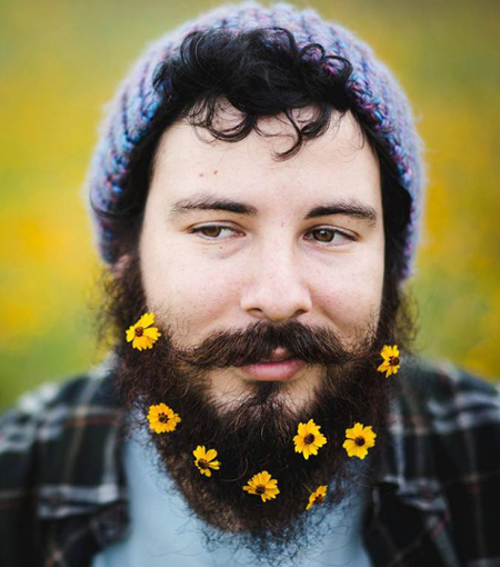 Trào lưu gắn hoa lên râu của cánh mày râu