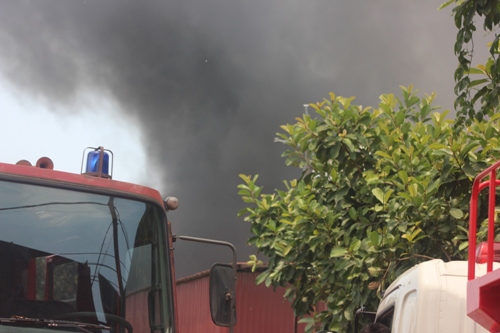 Hà Nội: Cháy lớn tại kho cồn ở Văn Điển