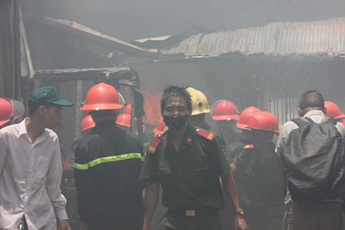 Hà Nội: Cháy lớn tại kho cồn ở Văn Điển