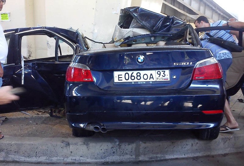 BMW 530i bị chẻ đôi như thân tre sau tai nạn khủng khiếp