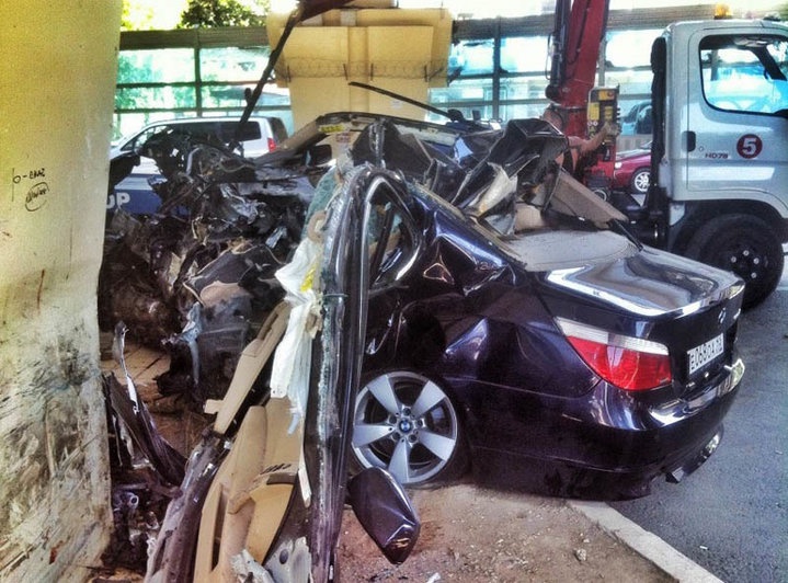 BMW 530i bị chẻ đôi như thân tre sau tai nạn khủng khiếp