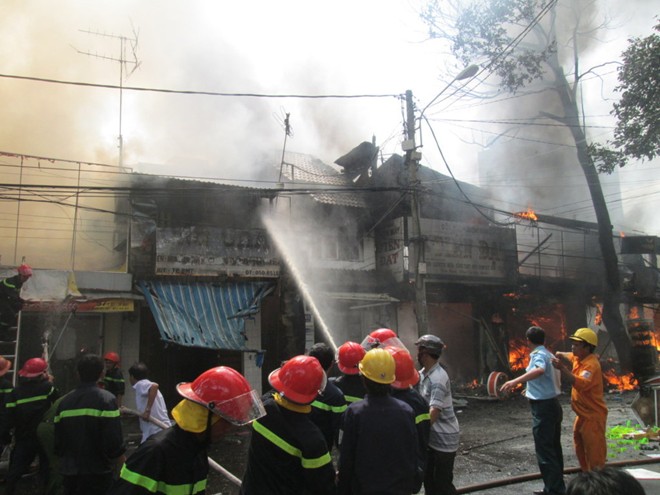 Lửa  cháy dữ dội tại trung tâm Buôn Ma Thuột, thiêu rụi 11 căn nhà.