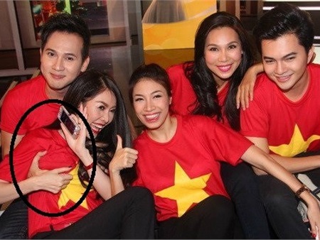 Choáng: Clip Nguyên Vũ sờ ngực Quế Vân trong chương trình X-Factor Việt 2014