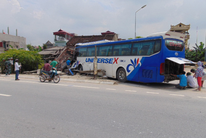 Xe khách tông chết cụ già, lao vào nhà ven đường