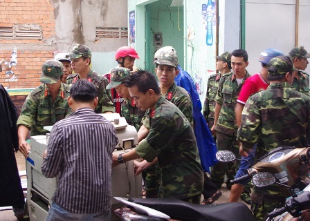 Tan hoang sau 20 phút lốc xoáy "quần thảo" cả một vùng