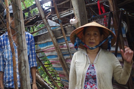 Tan hoang sau 20 phút lốc xoáy "quần thảo" cả một vùng