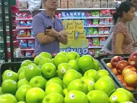 Vì sao táo Mỹ tại Hà Nội rẻ như táo Tàu?