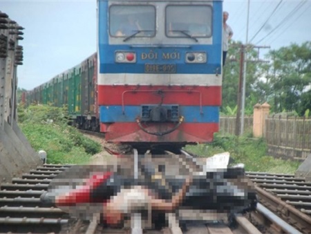 xác người vắt ngang đường sắt sau khi bị tàu hỏa tông