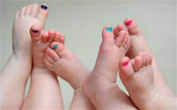 Sơn móng chân để dễ phân biệt con sinh ba