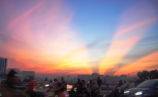Bầu trời Sài Gòn xuất hiện ánh sáng lạ vào ngày lễ Vu Lan