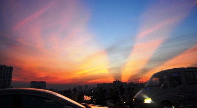 Bầu trời Sài Gòn xuất hiện ánh sáng lạ vào ngày lễ Vu Lan