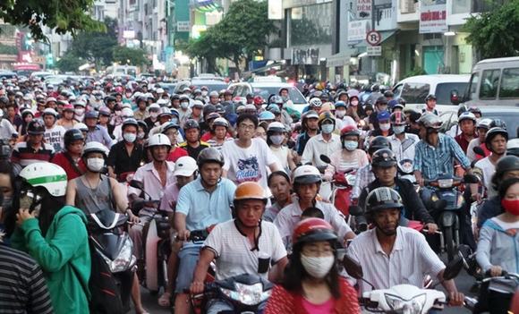 Hố ga giữa đường Sài Gòn nổ lớn, kẹt xe nghiêm trọng
