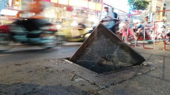 Hố ga giữa đường Sài Gòn nổ lớn, kẹt xe nghiêm trọng