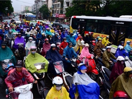 Hàng loạt tuyến phố ở Hà Nội tê liệt vì ngập nặng, ùn tắc