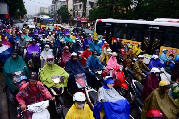 Hàng loạt tuyến phố ở Hà Nội tê liệt vì ngập nặng, ùn tắc