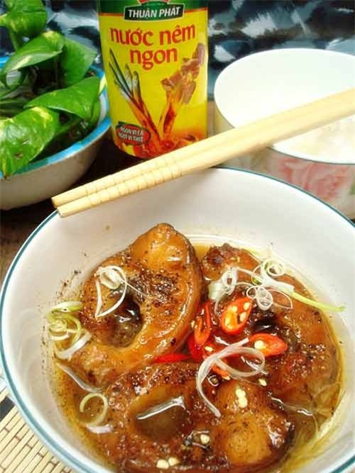 cá kho tiêu thơm lừng cho cà nhà