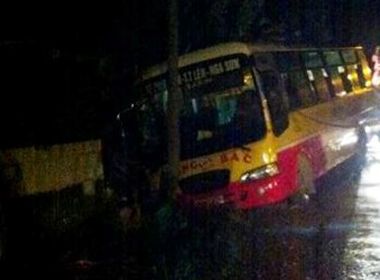 Xe bus đâm sập tường nhà dân, hàng chục hành khách hoảng loạn