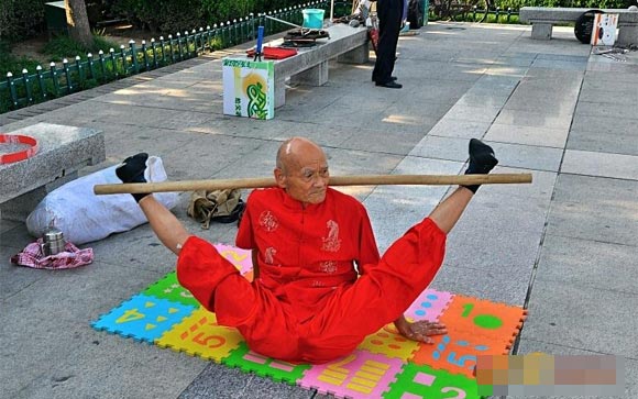 Cụ ông 78 tuổi có khả năng uốn dẻo điêu luyện