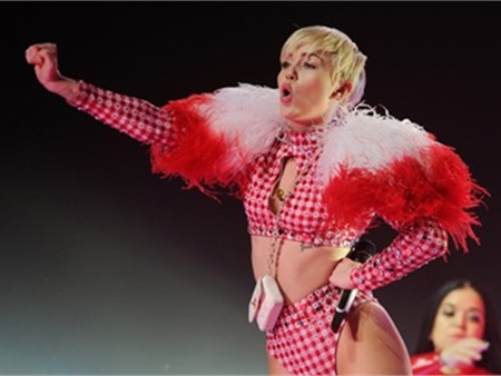 Quá sexy và dung tục, Miley Cyrus bị cấm biểu diễn